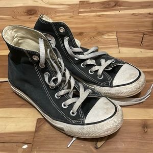 Black high top converse.
